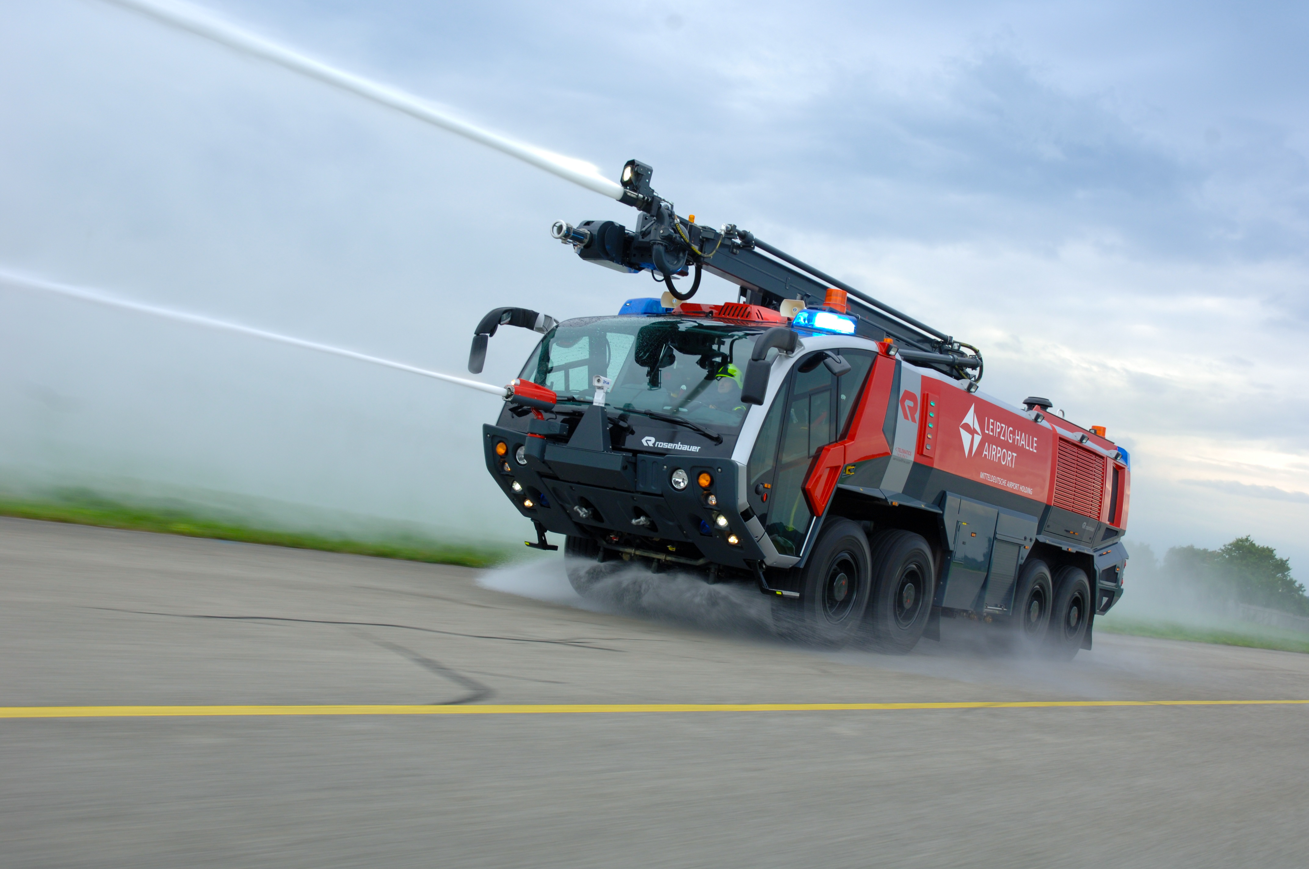 Специальные автомобили. Пожарная машина аэропорта Rosenbauer Panther. Rosenbauer водомет. Пожарный автомобиль Розенбауэр. Розенбауэр пантера.