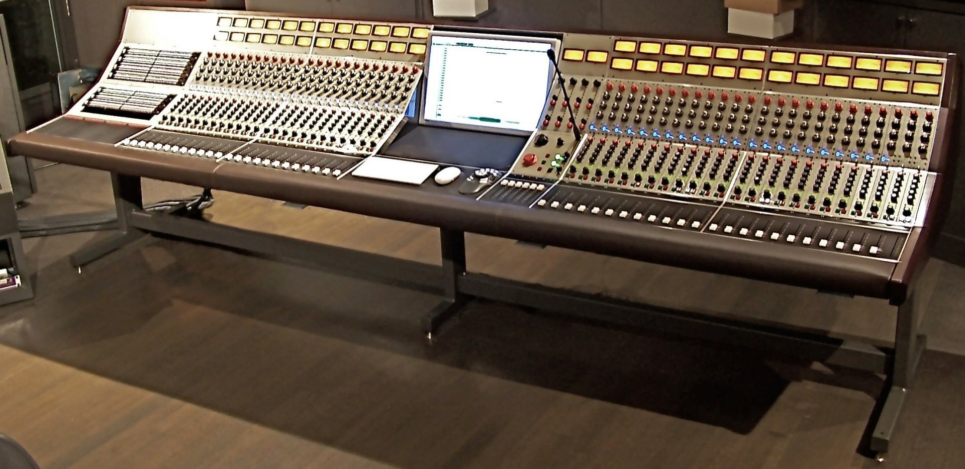 Download Man Made Wunderbar Console Wallpaper