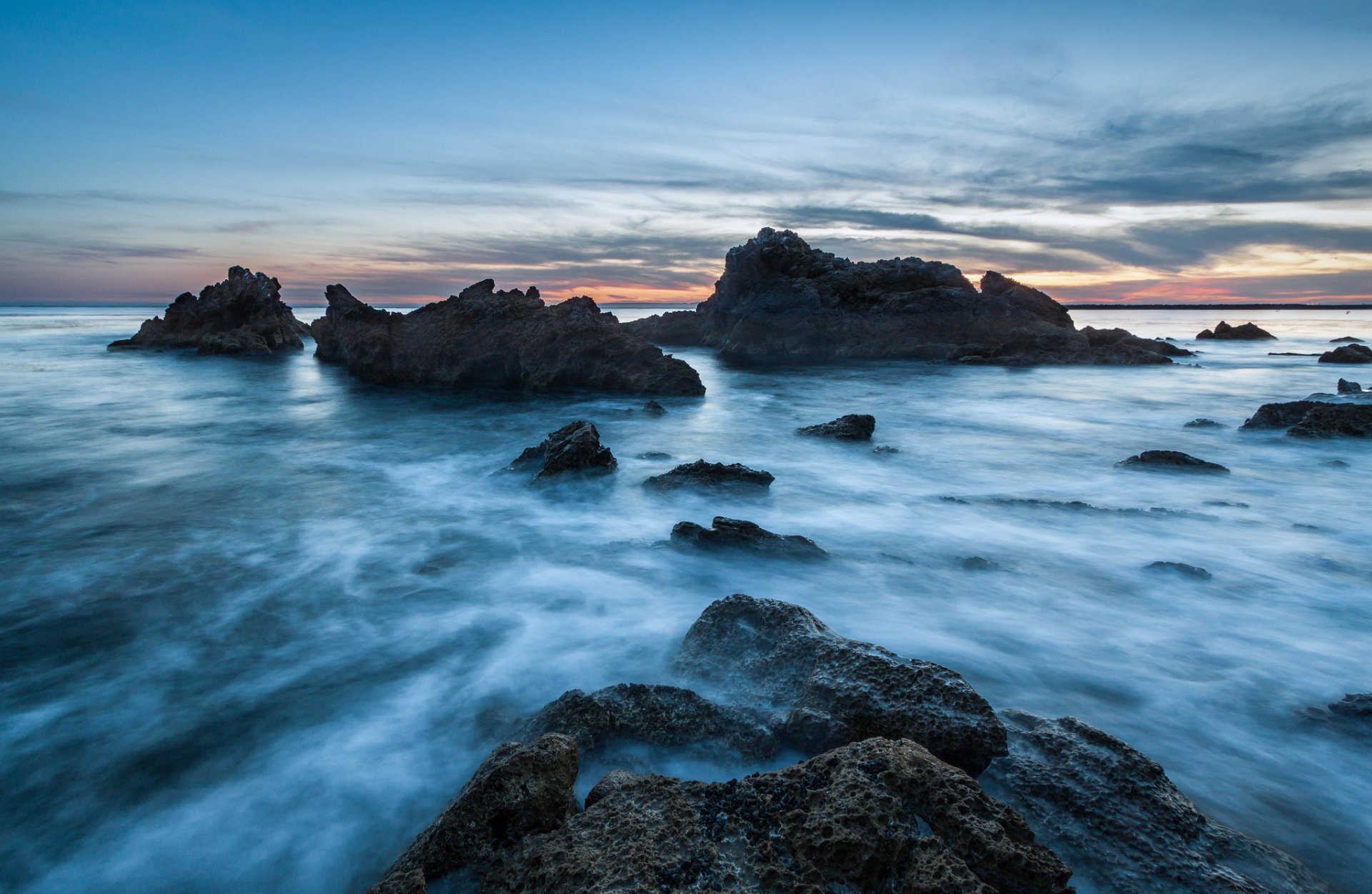 Serene Ocean Waves: A Stunning HD Wallpaper of Nature