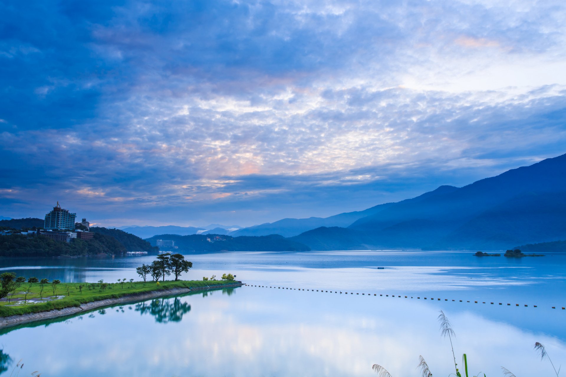 Serene Lake Reflections: Stunning HD Photography Wallpaper | 2048x1365 ...