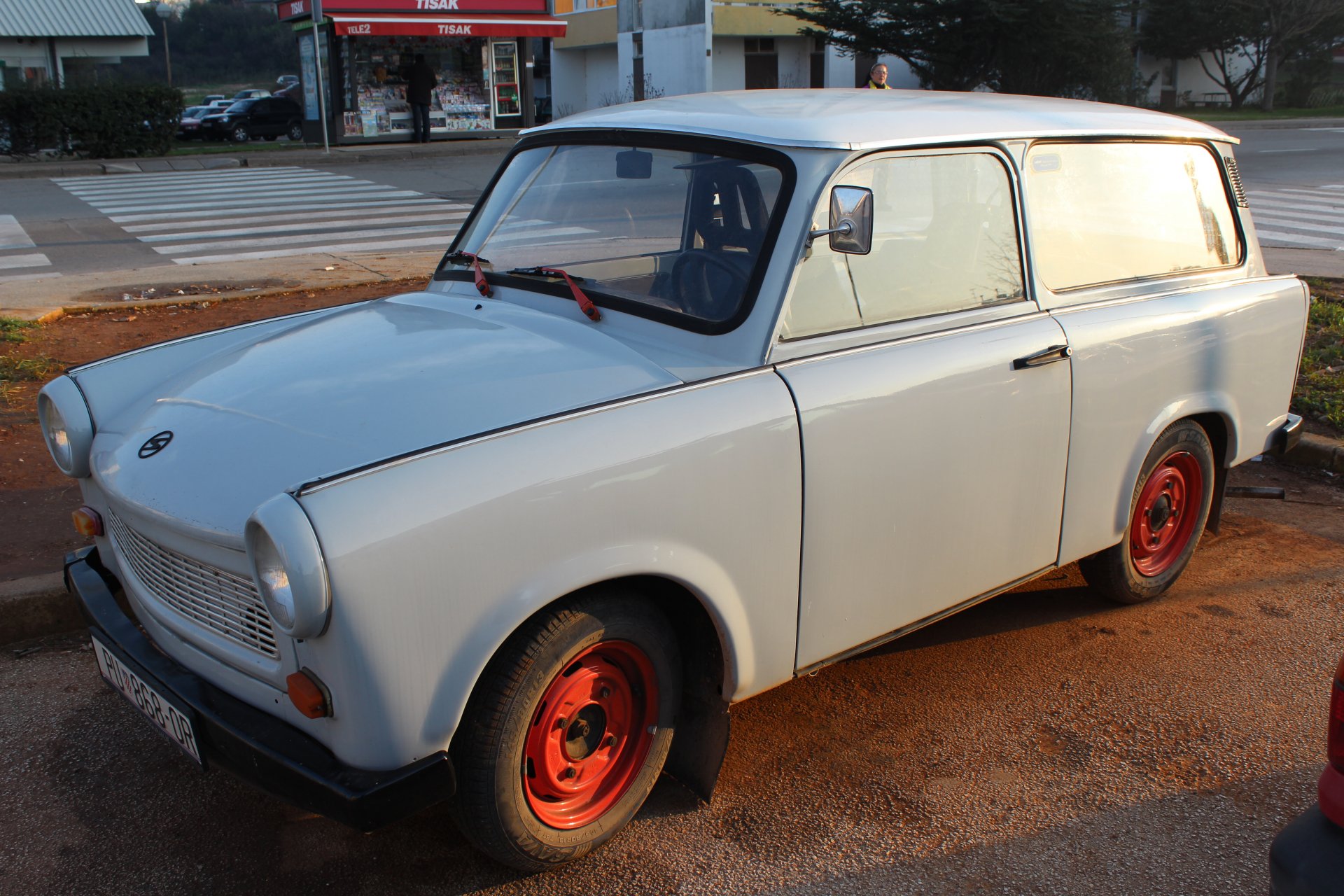 White vintage compact car with red rims parked on a street at dusk — 5K Ultra HD PC desktop wallpaper and background (vehicle, car).