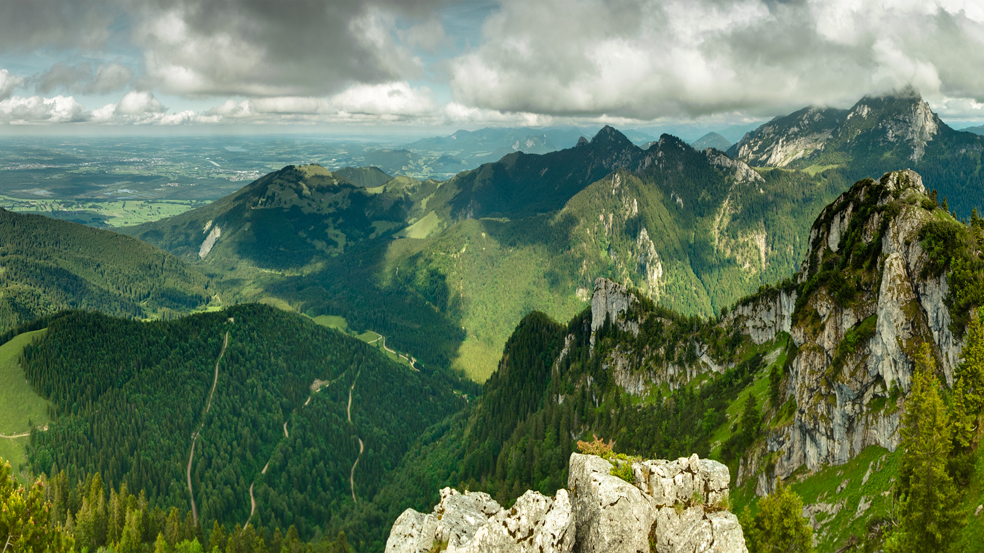 Closed mountains. Грин Маунтин гора. Зеленые горы. Вид с вершины горы. Горы с высоты.