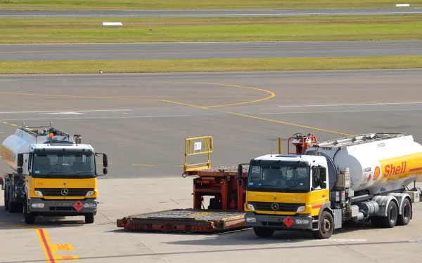 HD desktop wallpaper showing two Mercedes-Benz Shell VIP jet tanker vehicles parked on an airport tarmac.