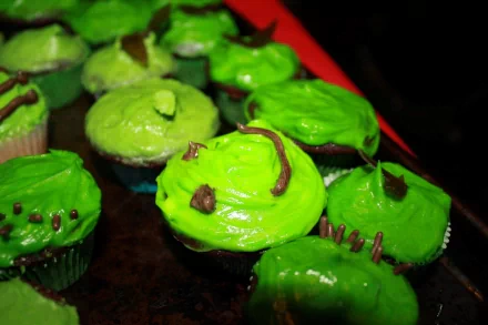 HD desktop wallpaper featuring a selection of green frosted cupcakes on a tray, suitable as a vibrant background.