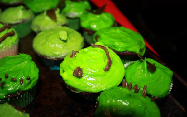 HD desktop wallpaper featuring a selection of green frosted cupcakes on a tray, suitable as a vibrant background.