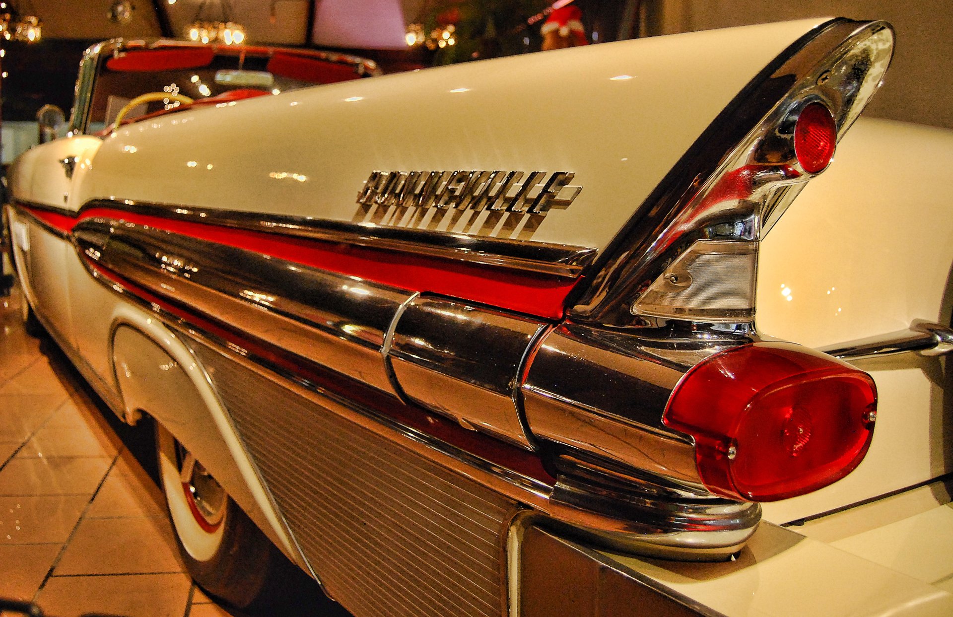 Close-up of a 1957 Pontiac Bonneville tail fin and taillight, featured in an HD PC desktop wallpaper showcasing this classic vehicle's iconic design.