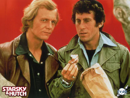 Starsky & Hutch TV show HD PC desktop wallpaper/background: two detectives posed against a red backdrop, one holding a paper bag and eating a pastry.