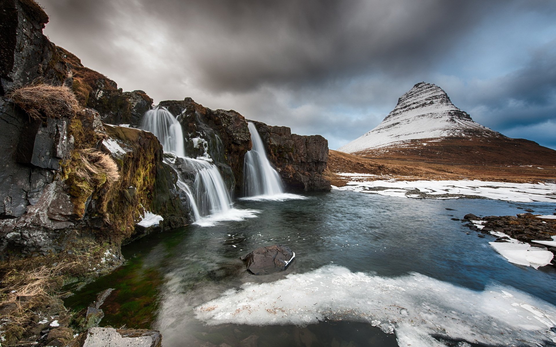 Stunning Waterfall: Nature's Beauty in HD Wallpaper