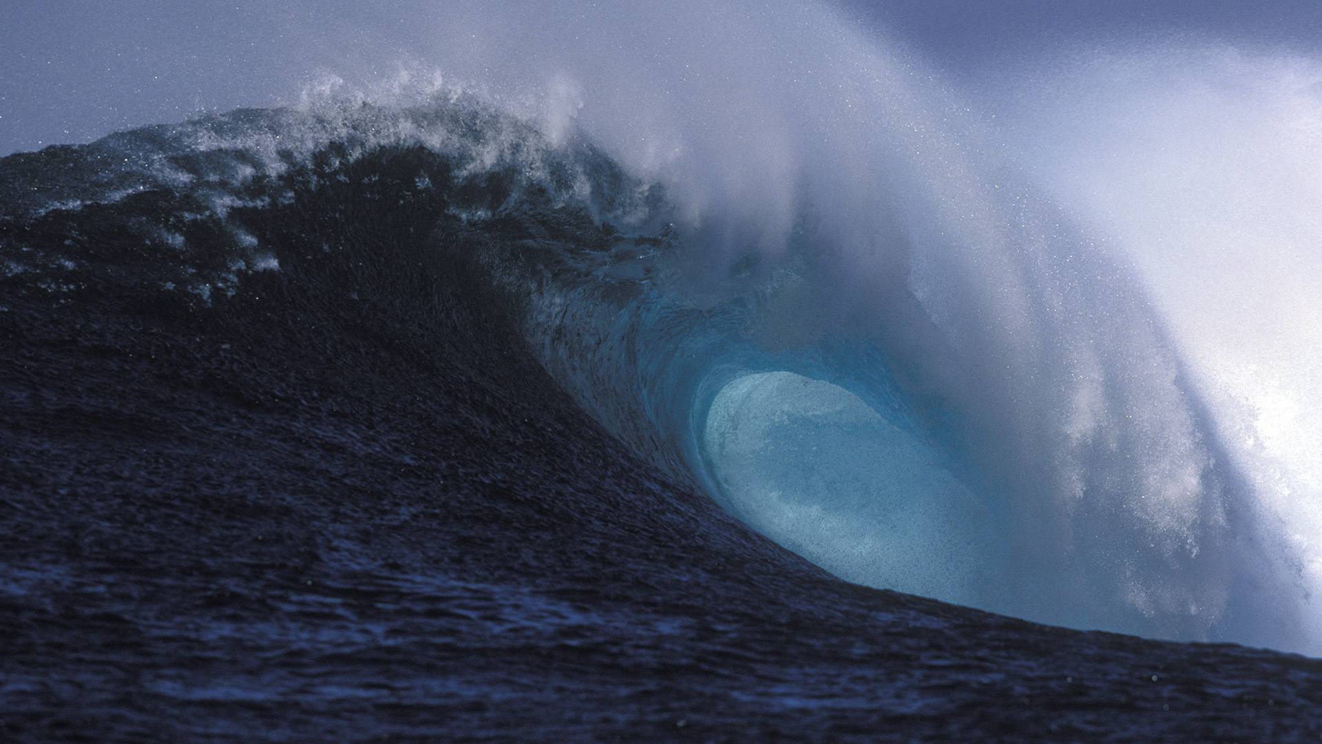 Natural wave. Земная волна. Обои на рабочий стол волны. Океан волны фото для рабочего стола. Участок волнами.