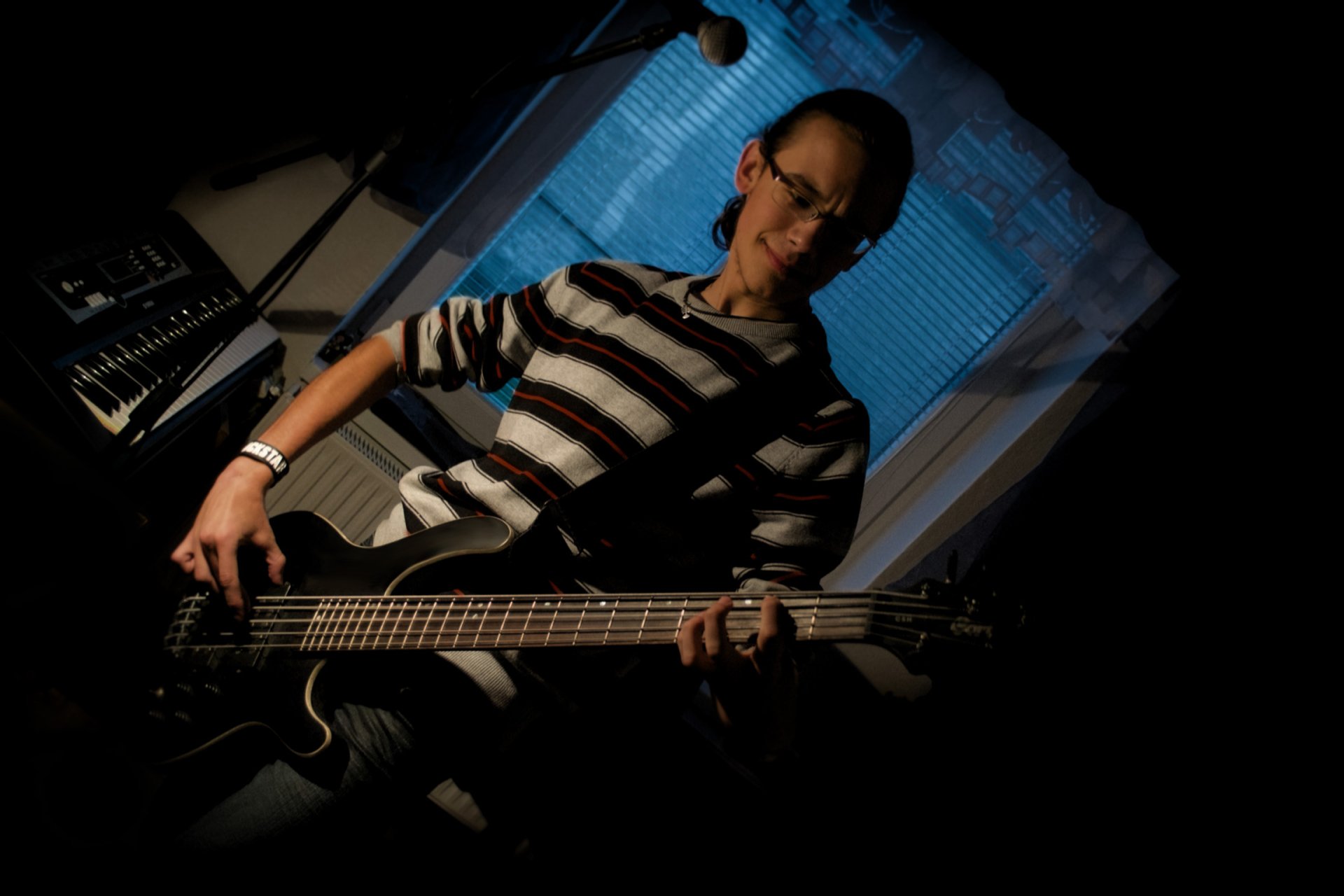 Bassguitarist by ChlapecSHudbou