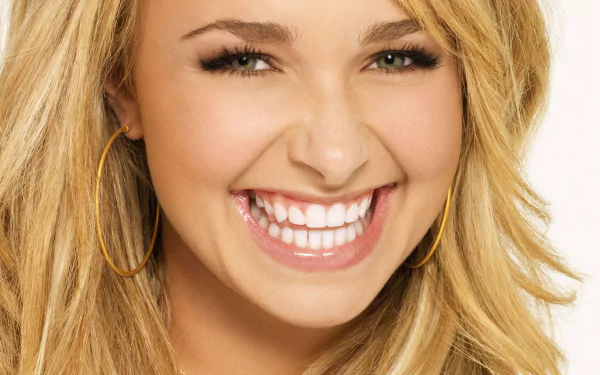 Close-up smiling blonde woman with hoop earrings and bright smile — 4K Ultra HD PC desktop wallpaper/background.