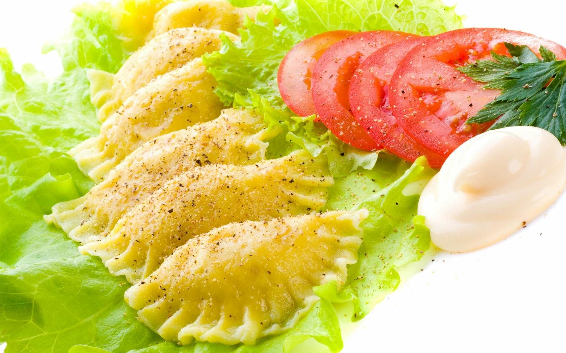 HD PC desktop wallpaper featuring a close-up of a meal with seasoned ravioli on lettuce, sliced tomatoes, mayonnaise, and a sprig of parsley.