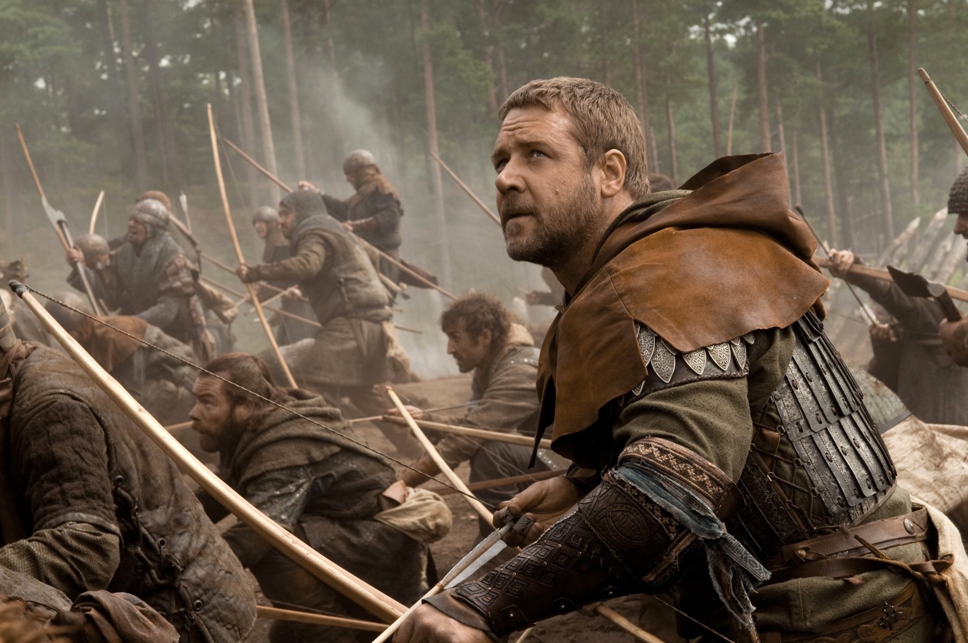 Russell Crowe as Robin Hood in a battle scene from the 2010 movie, featured in an HD PC desktop wallpaper and background.