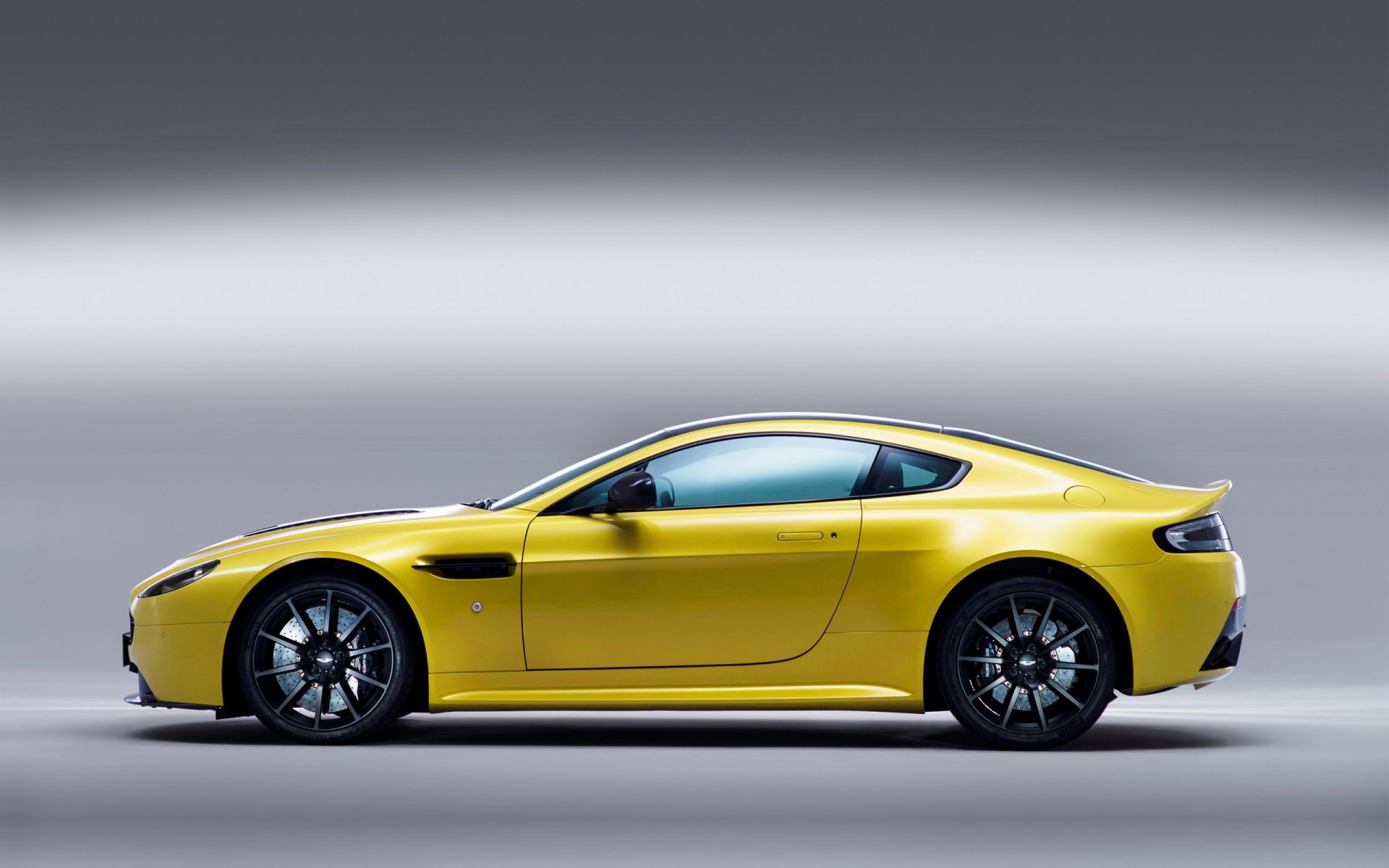 Download Aston Martin Vehicle Aston Martin V12 Vantage HD Wallpaper