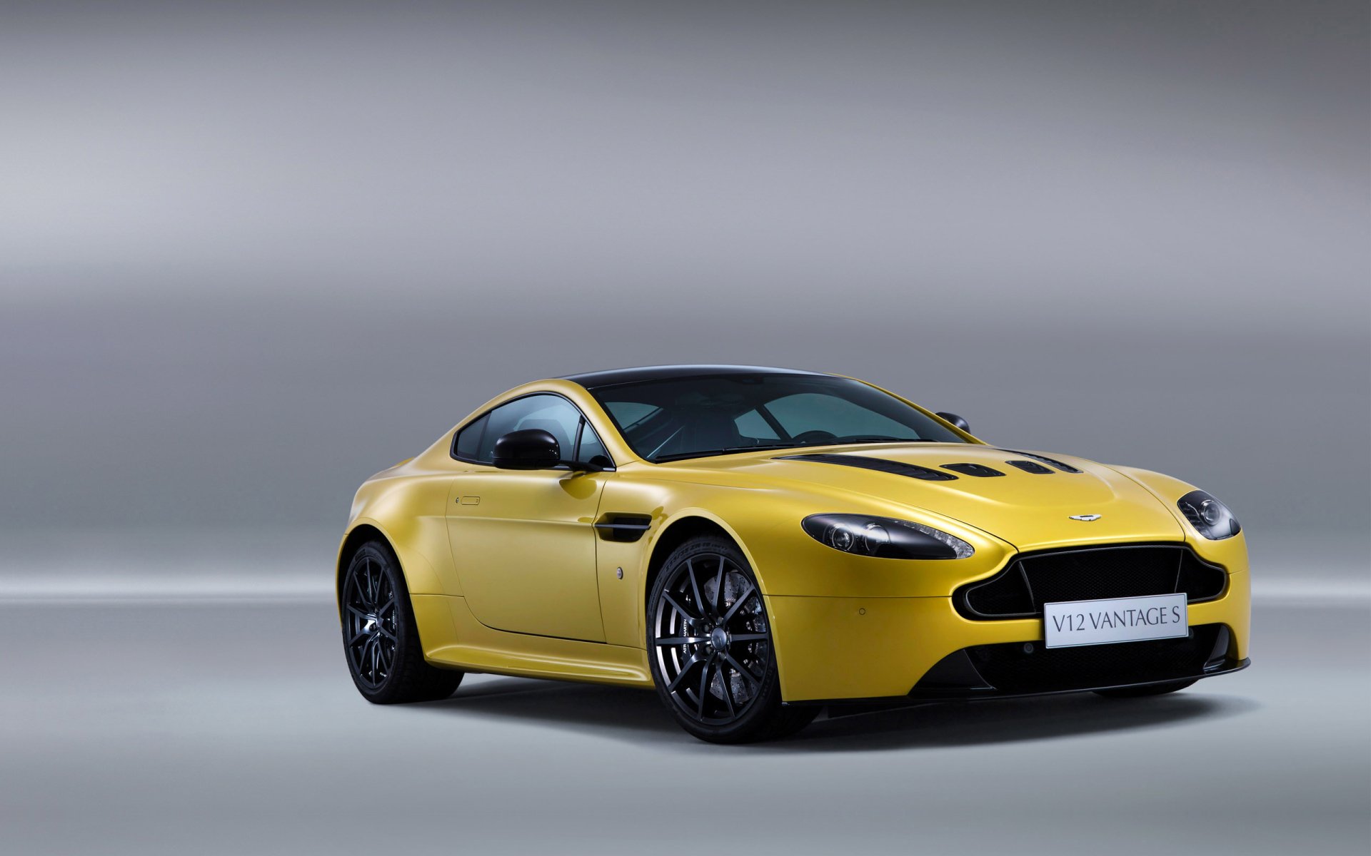 Download Aston Martin Vehicle Aston Martin V12 Vantage HD Wallpaper