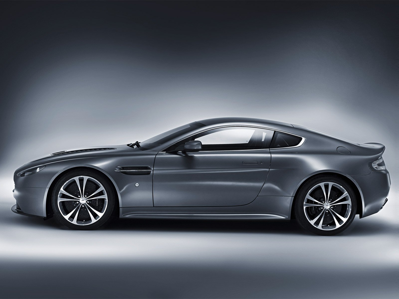 Download Aston Martin Vehicle Aston Martin V12 Vantage Wallpaper