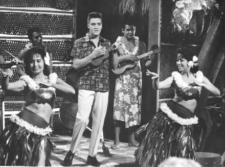 Black and white HD PC desktop wallpaper from the movie Blue Hawaii, featuring men playing ukuleles and women performing traditional Hawaiian dance.