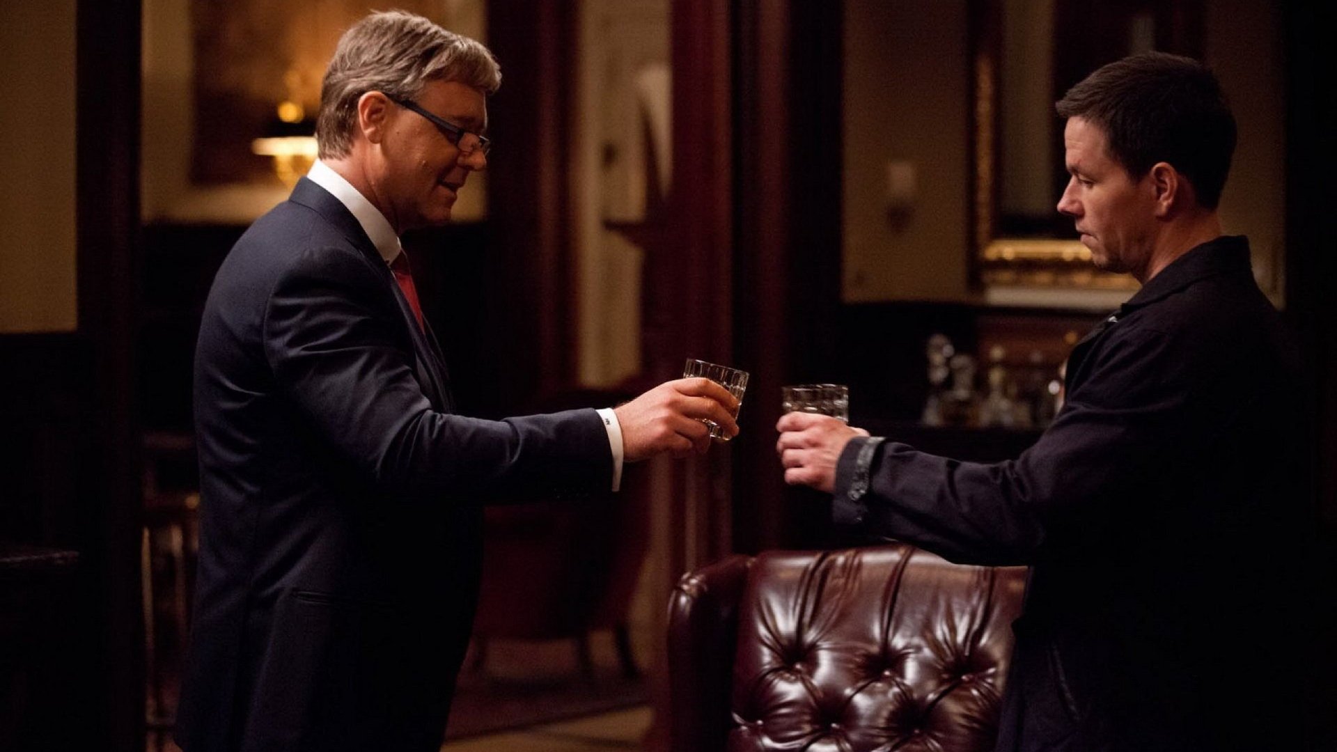 Download Mayor Hostetler Russell Crowe Billy Taggart Mark Wahlberg Movie Broken City HD Wallpaper