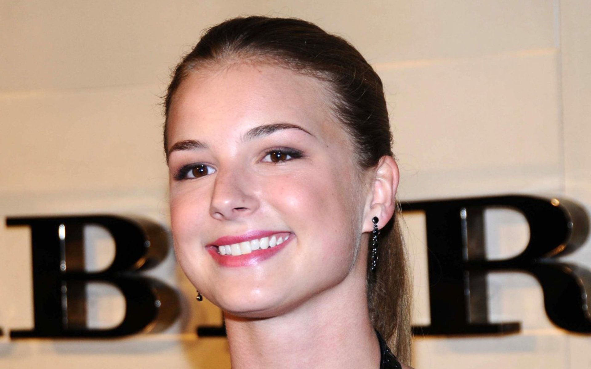 Radiant Canadian Actress — 2K Quad HD Celebrity Wallpaper