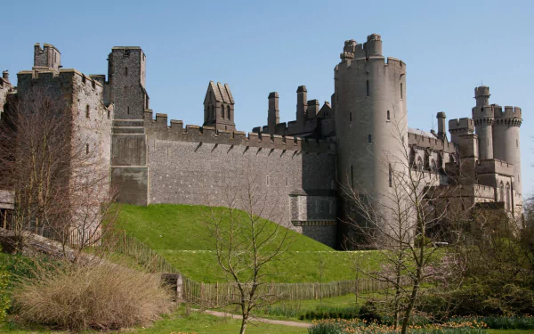 HD PC desktop wallpaper featuring the historic man-made Arundel Castle set against a clear sky and lush greenery.