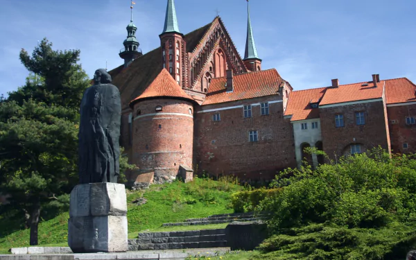  Cathedral Hill, with statue of Nicolaus Copernicus