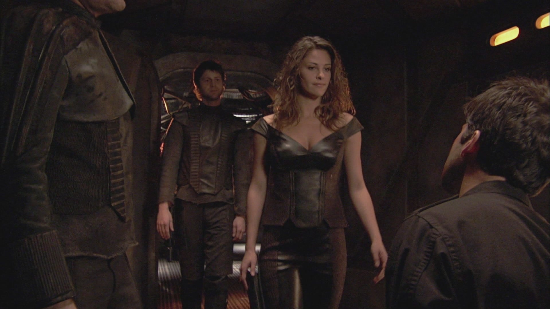 HD PC desktop wallpaper featuring a scene from the TV show Stargate Atlantis with characters in a dimly lit corridor.
