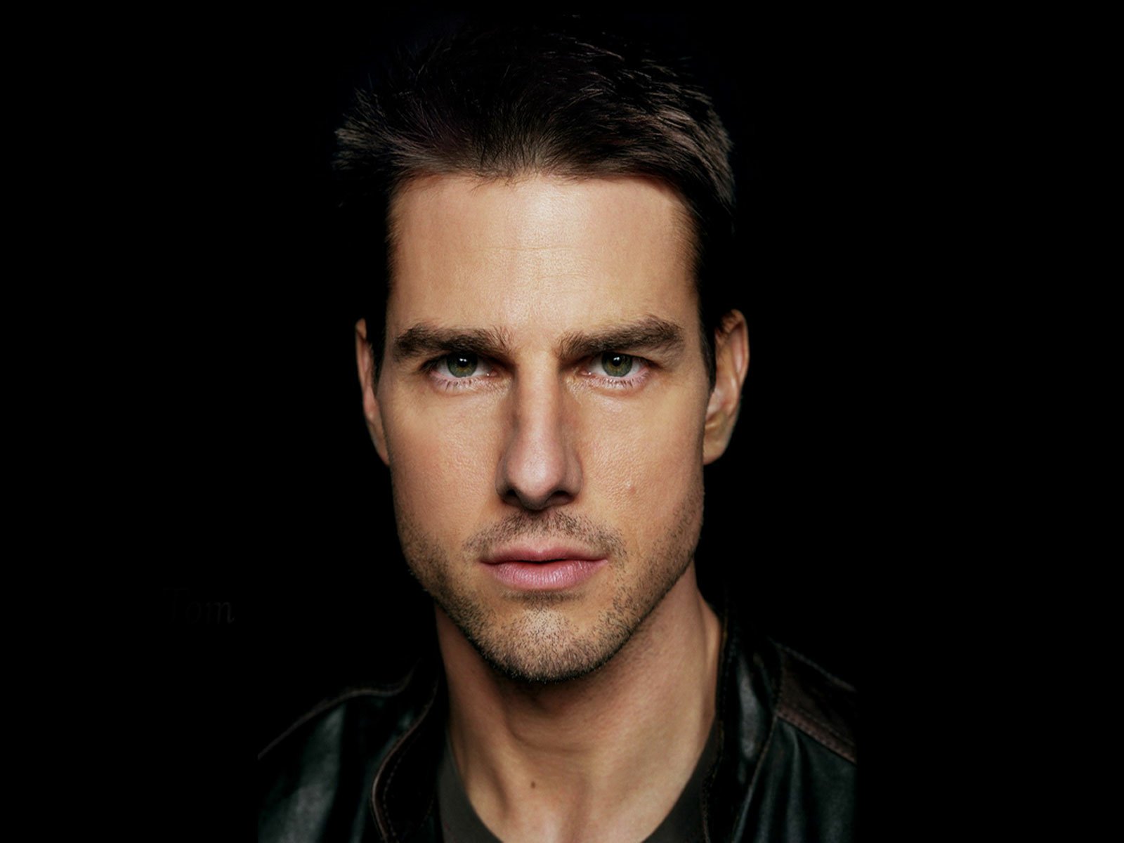 HD PC desktop wallpaper featuring a close-up portrait of celebrity Tom Cruise against a dark background.