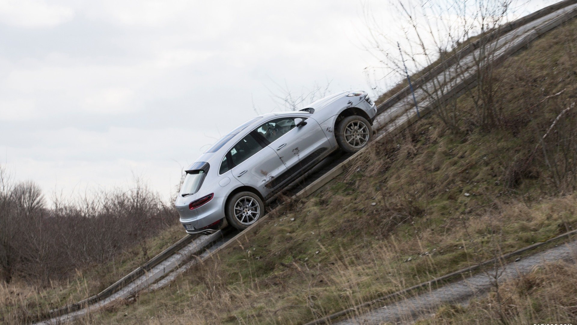 Download Vehicle Porsche Macan HD Wallpaper