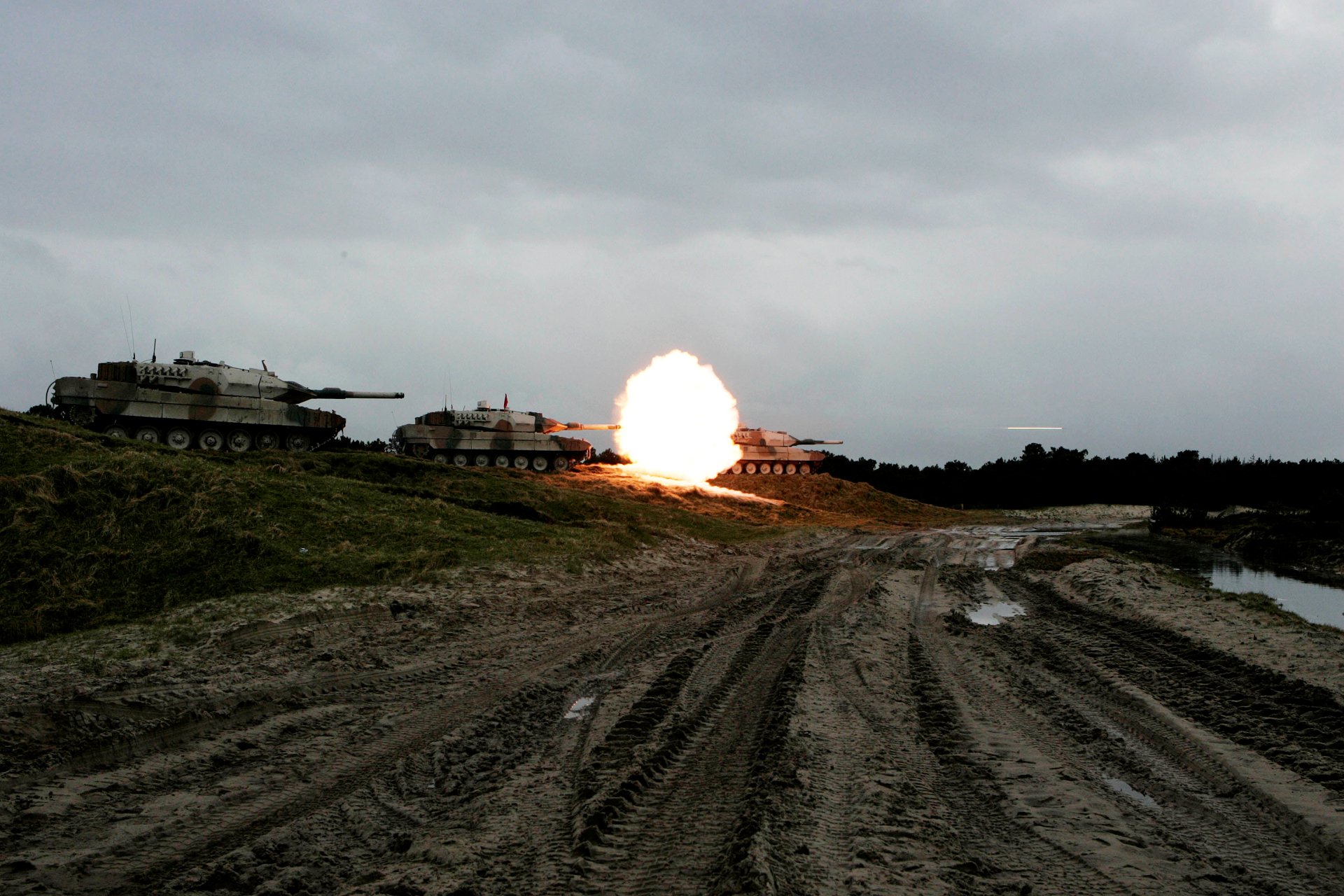 Download Military Leopard 2 HD Wallpaper