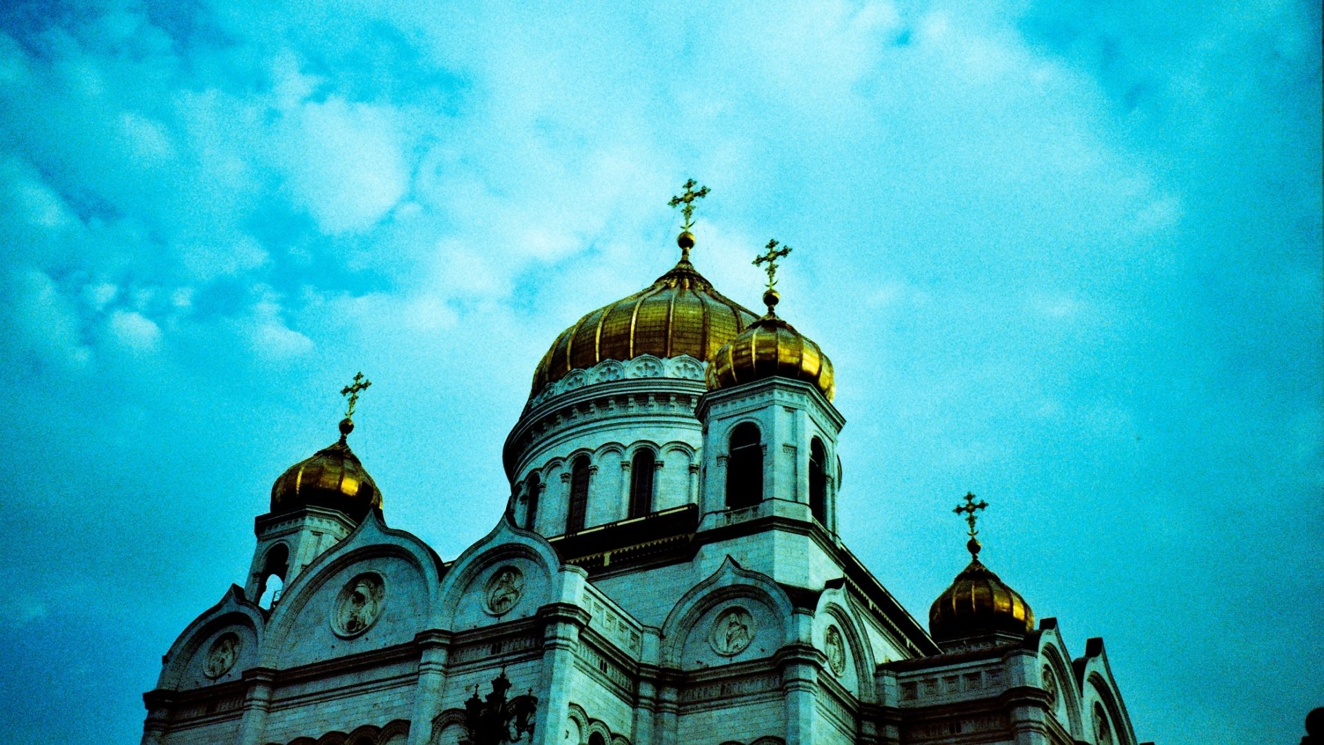 HD PC desktop wallpaper of the Cathedral of Christ the Saviour: golden domes and crosses rising above a white facade against a vivid turquoise sky.