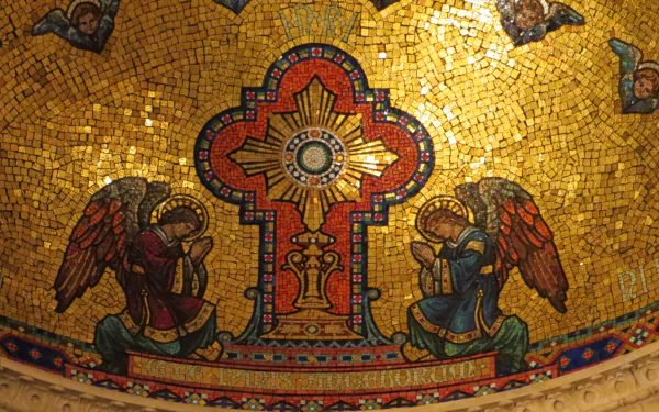 Religious HD PC desktop wallpaper: golden mosaic in the Cathedral Basilica of Saint Louis depicting a central cross flanked by two kneeling angels.
