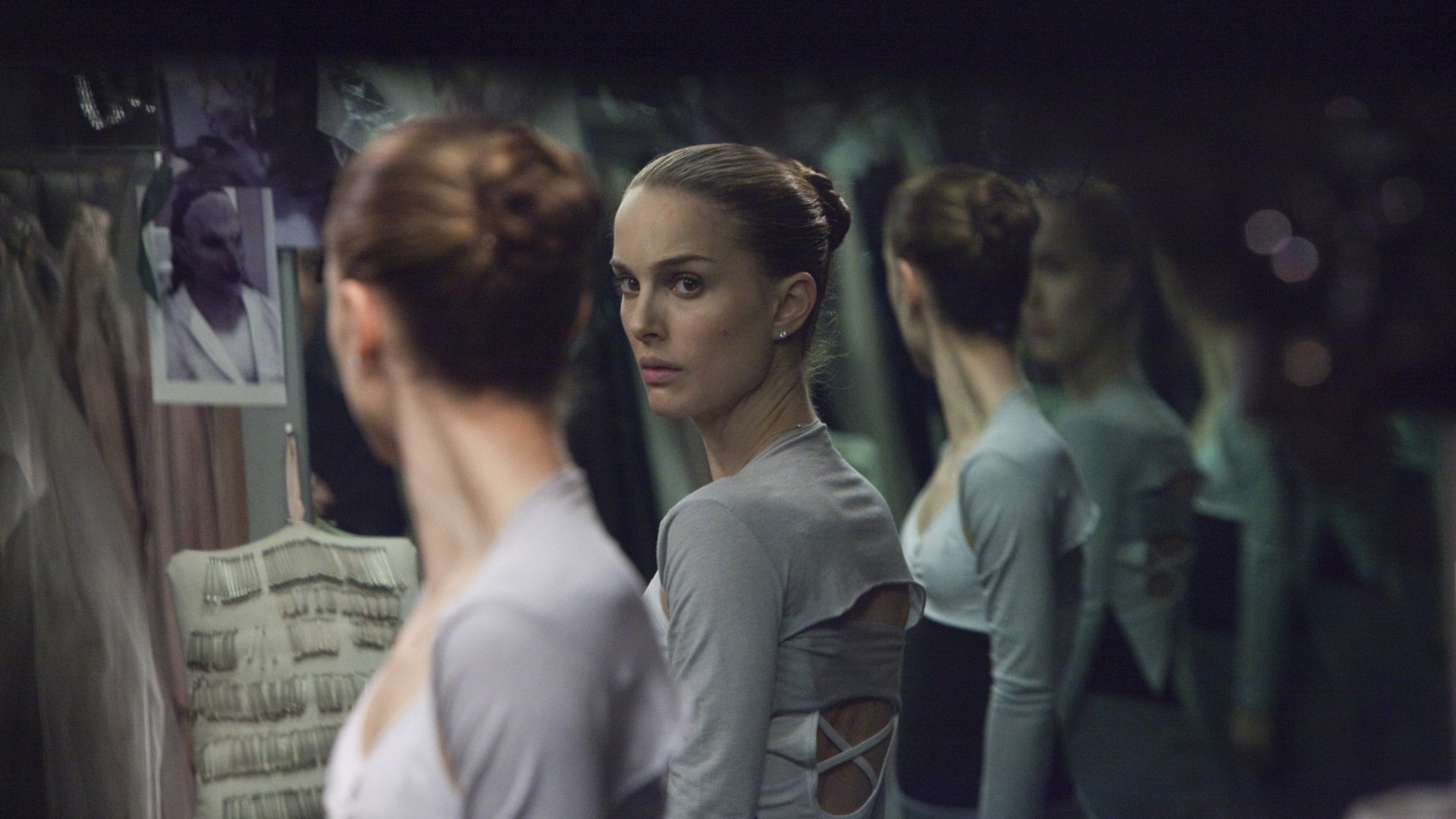 HD desktop wallpaper featuring a reflective scene from the movie Black Swan, showing a woman in ballet attire looking at her mirrored reflection.
