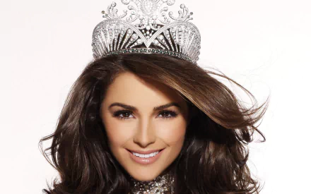 HD desktop wallpaper featuring American model and celebrity Olivia Culpo wearing a jeweled crown and a radiant smile against a white background.