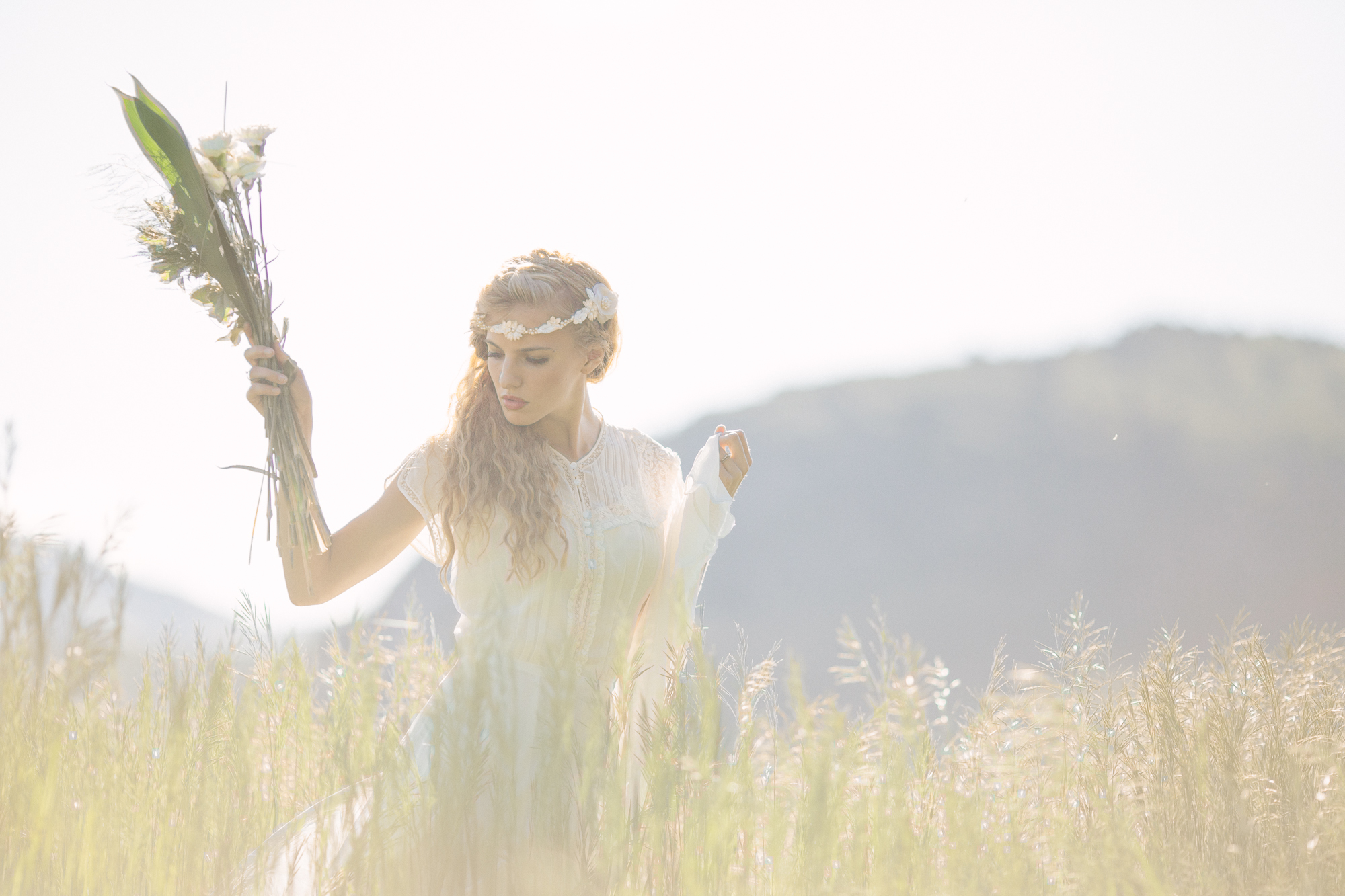 Лето игривое песня. Девушка в поле. Женщина на лугу. Девушка в поле с травой. Девушка в поле с цветами.