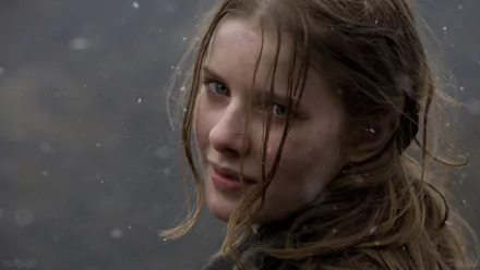4K Ultra HD PC desktop wallpaper: close-up of a young woman with wet hair and blue eyes, snowflakes drifting as she glances over her shoulder.