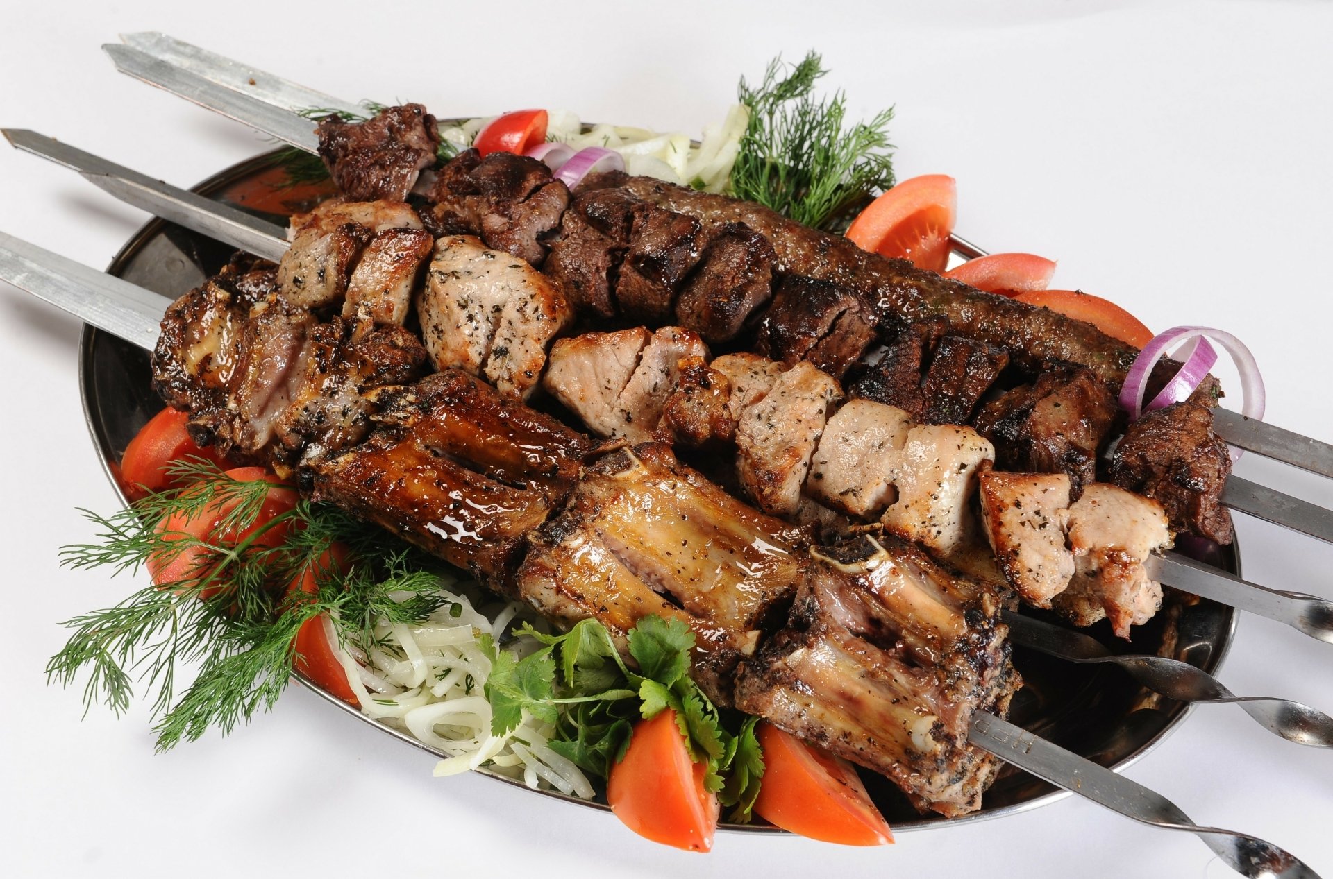 4K Ultra HD PC desktop food wallpaper: succulent barbecue kebabs on skewers with tomatoes, onion slices and fresh greens arranged on a platter.