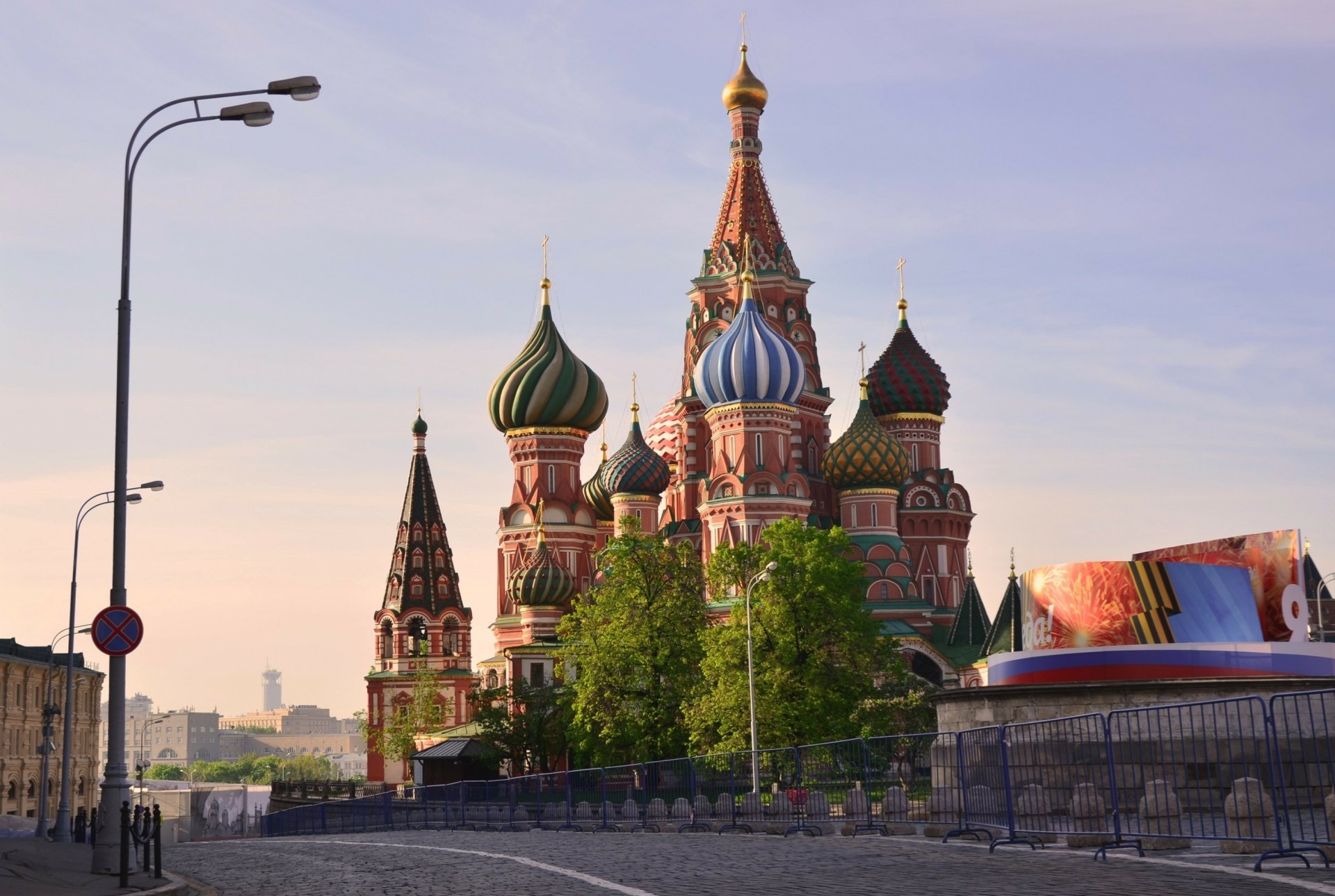 HD desktop wallpaper featuring the iconic Saint Basil's Cathedral in Moscow, Russia, showcasing its colorful onion domes and religious architecture against a clear sky.