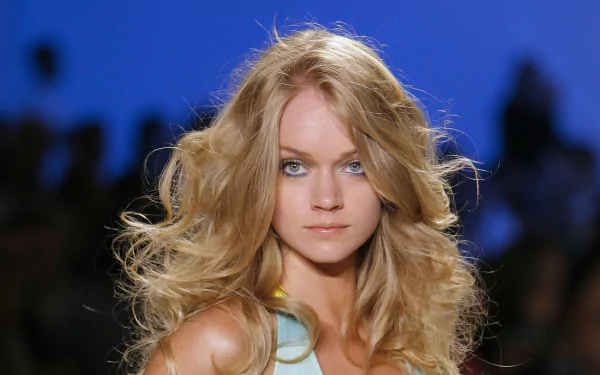HD desktop wallpaper featuring American model Lindsay Ellingson with flowing blonde hair against a blurred blue background.