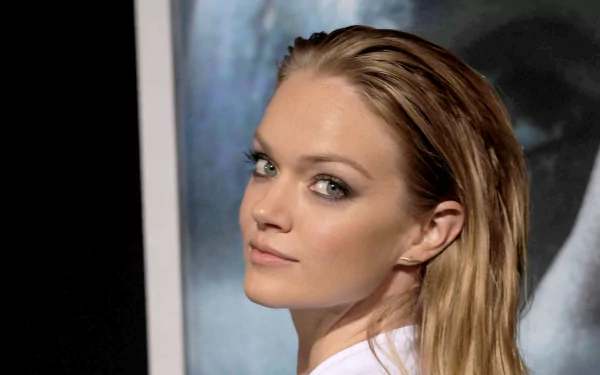 HD desktop wallpaper featuring American model Lindsay Ellingson with sleek hair and a confident expression against a dark, blurred background.