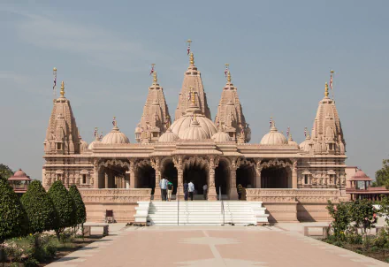 4K Ultra HD desktop wallpaper: grand religious Shri Swaminarayan Mandir in Bhavnagar, India — ornate sandstone spires and domes, carved entrance and landscaped forecourt.