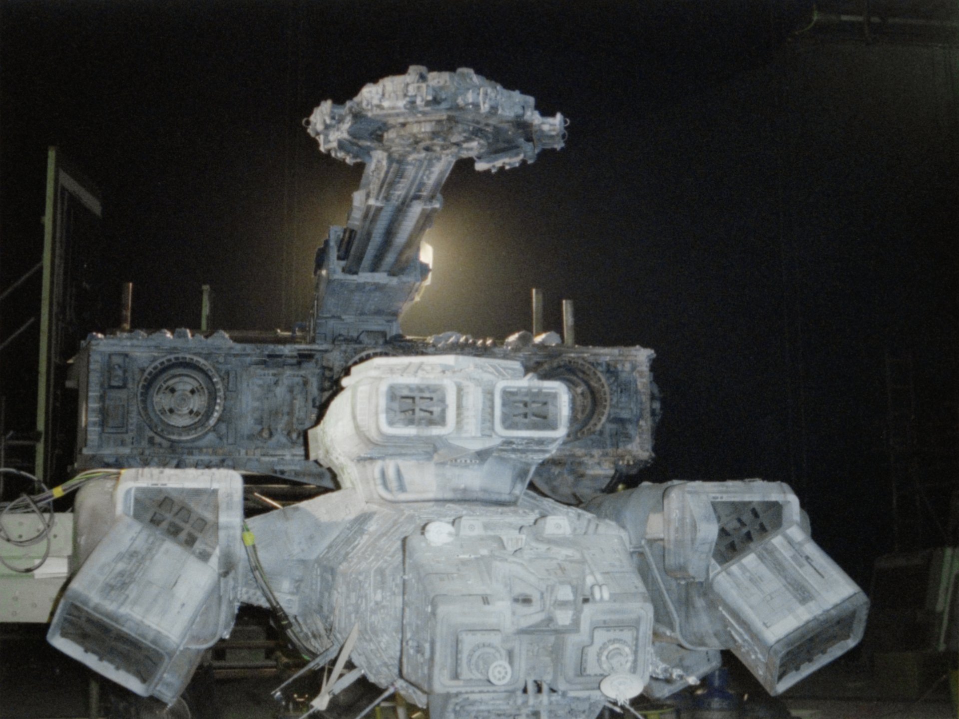 Movie alien robot with a hovering mothership in a gritty night scene — 4K Ultra HD PC desktop wallpaper and background.