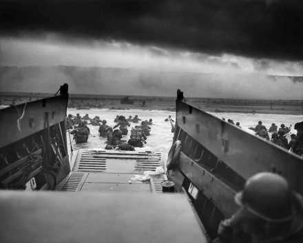 Black and white HD desktop wallpaper depicting soldiers landing on a beach during D-Day, capturing a historic military moment.