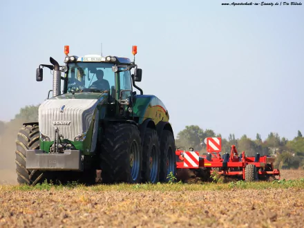 HD PC desktop wallpaper: green Fendt Trisix tractor with six large wheels pulling a red cultivator across a harvested field under a clear sky.