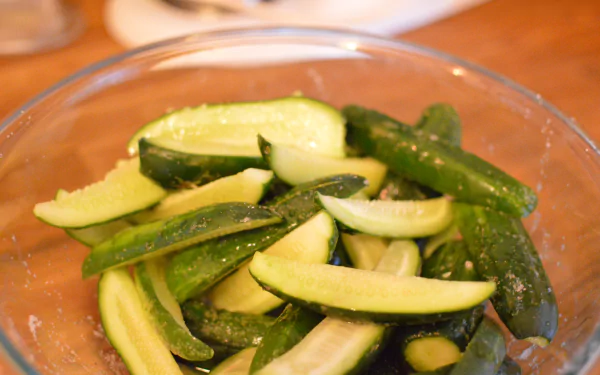 5K Ultra HD PC desktop wallpaper: close-up of sliced cucumber pickles in a glass bowl, vibrant green brined spears, food pickle.