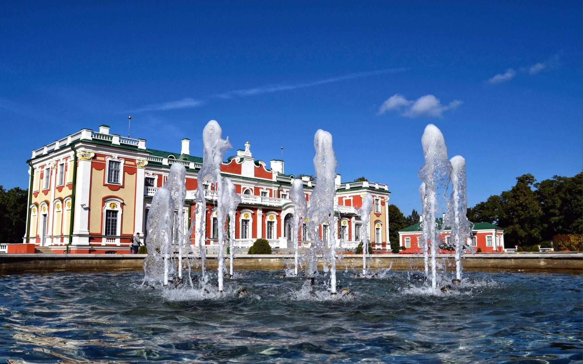 HD PC desktop wallpaper/background of Kadriorg Palace, a man-made Baroque palace with fountains in the foreground under a bright blue sky.