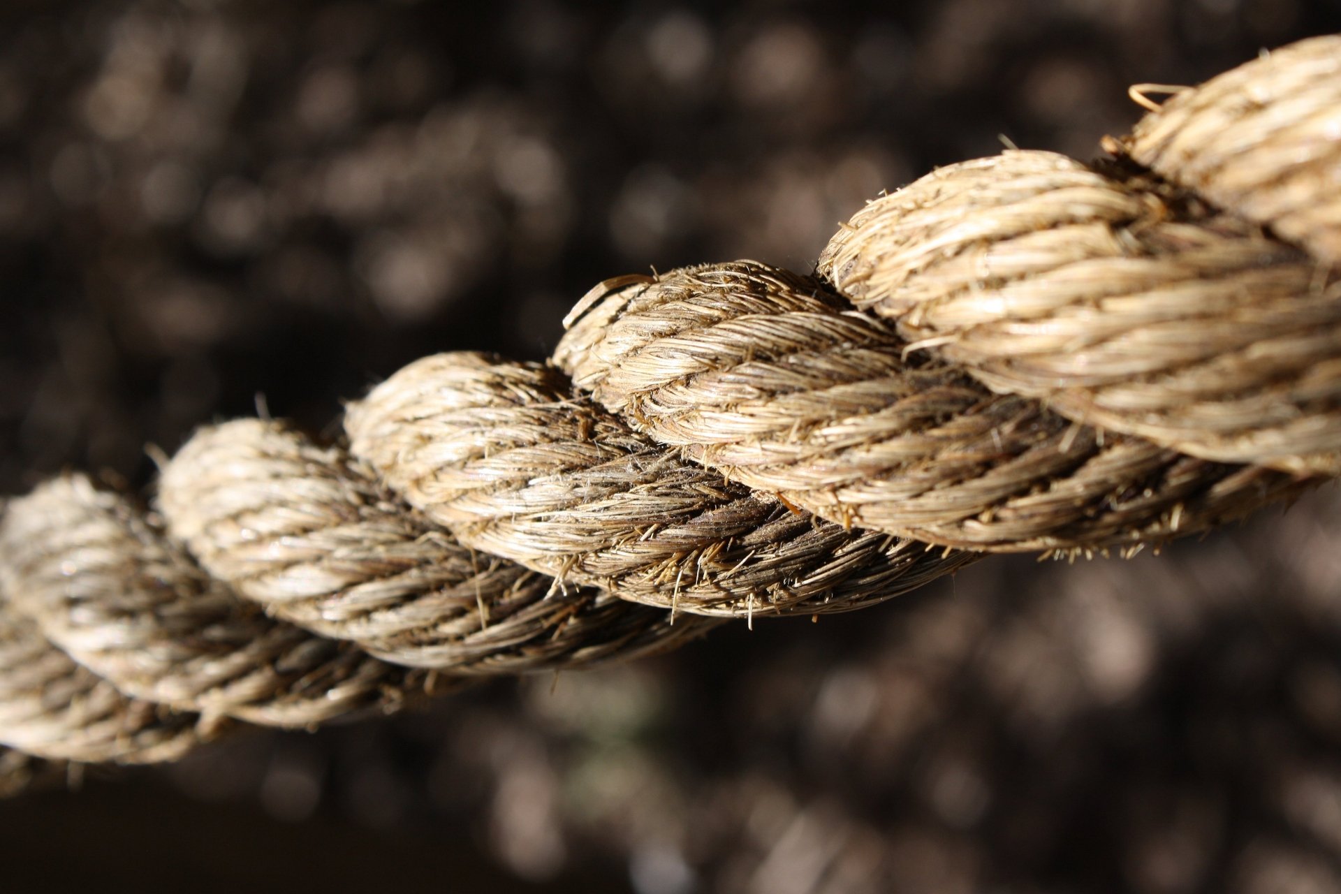 4K Ultra HD PC desktop wallpaper: close-up of a man-made twisted rope with frayed fibers against a blurred dark background.