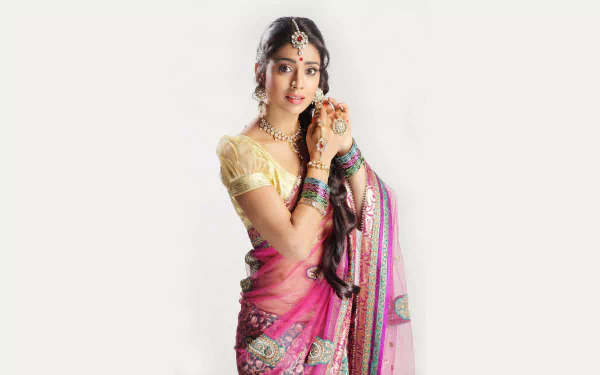 4K Ultra HD PC wallpaper featuring celebrity Shriya Saran dressed in a traditional pink and gold saree with intricate jewelry against a plain white background.