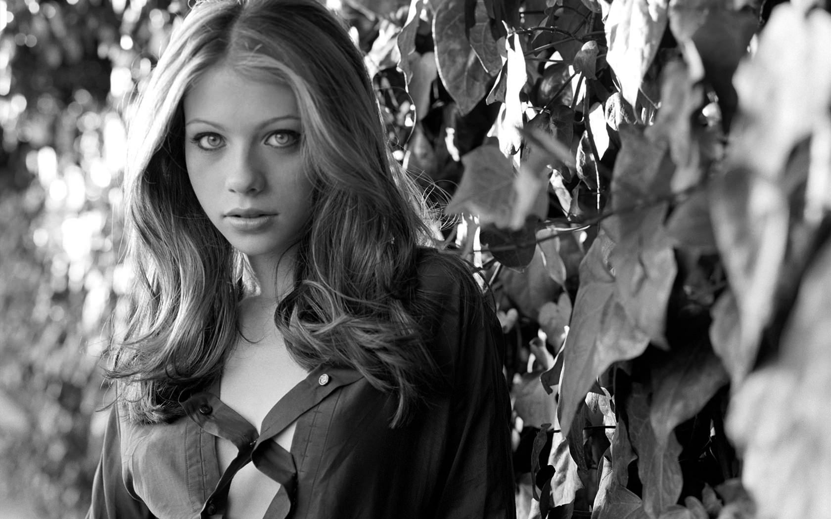 Download Celebrity Michelle Trachtenberg Wallpaper