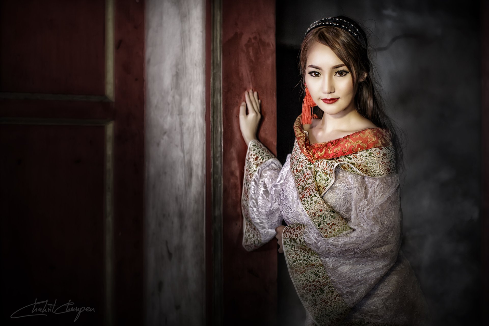 A stunning portrait of a Thai woman in traditional dress, highlighting her grace and beauty. This HD image serves as an elegant desktop wallpaper or background.
