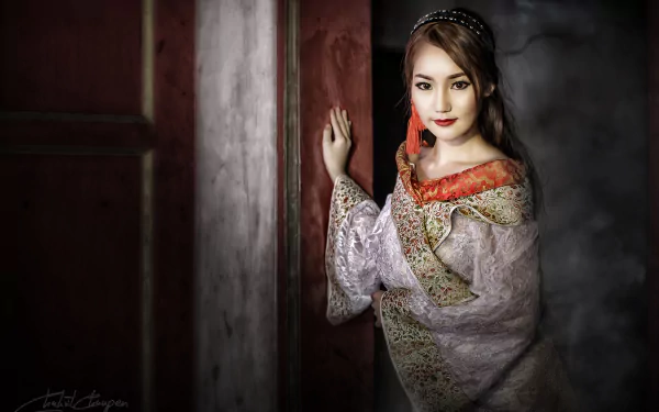 A stunning portrait of a Thai woman in traditional dress, highlighting her grace and beauty. This HD image serves as an elegant desktop wallpaper or background.